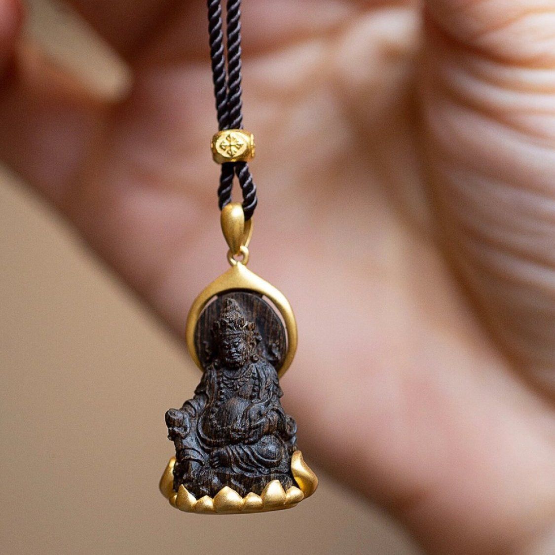 Yellow God of Wealth Pendant M - đánh giá và giá Ethnic Fashion Meaning